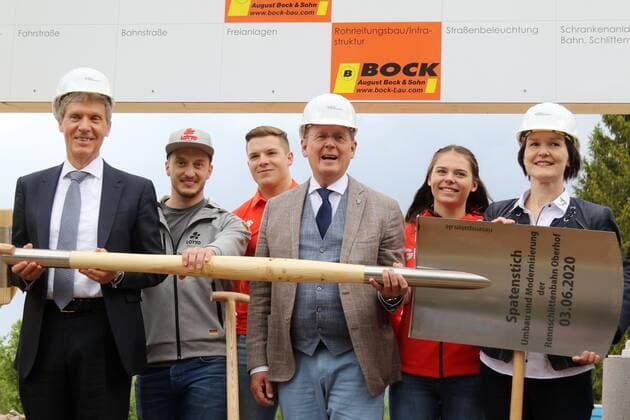 Bilder des Jahres 2020, Sport 06 Juni Sport Themen der Woche KW23 Sport Bilder des Tages Oberhof 03.06.2020 , Oberhof, Lotto Thüringen Eisarena, Spatenstich – Umbau und Modernisierung der Rennschlittenbahn Oberhof im Bild: u.a. Minister für Bildung, Jugend und Helmut Holter, Sascha Benecken, Ministerpräsident Bodo Ramelow (Die LINKE) und Landrätin Schmalkalden-Meininen Peggy Greiser mit einem überdimensionalen Spaten *** Oberhof 03 06 2020 , Oberhof, Lotto Thuringia Eisarena, Ground-breaking ceremony - Conversion and modernization of the racing sled track Oberhof in the picture among others Minister for Education, Youth and Sports Helmut Holter, Sascha Benecken, Prime Minister Bodo Ramelow Die LINKE and District Administrator Schmalkalden Meininen Peggy Greiser with an oversized spade