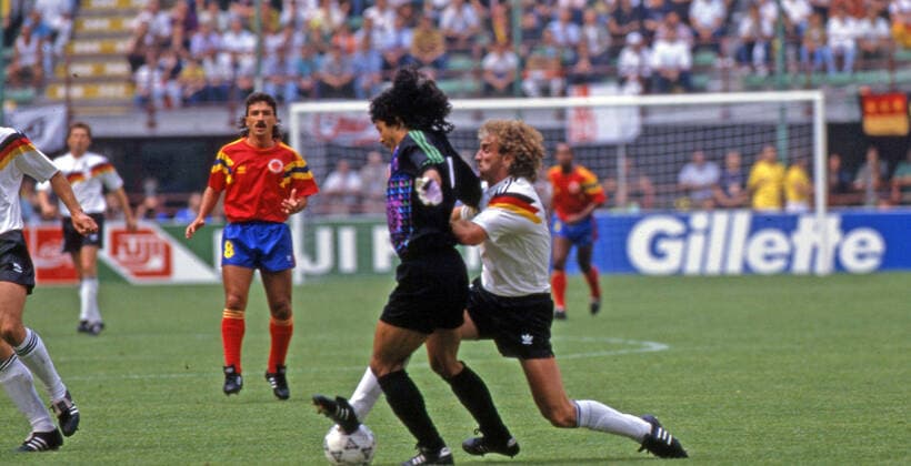 WM 1990 Deutschland - Kolumbien Italien, Mailand, 19.06.1990, Fussball, FIFA WM 1990 in Italien, Vorrunde 3. Spieltag, DFB Deutschland -Kolumbien (1:1): v.l. Rene Higuita (Kolumbien), Rudi Völler (Deutschland). *** World Cup 1990 Germany Colombia Italy, Milan, 19 06 1990, Football, FIFA World Cup 1990 in Italy, preliminary round 3 matchday, DFB Germany Colombia 1 1 v l Rene Higuita Colombia , Rudi Völler Germany