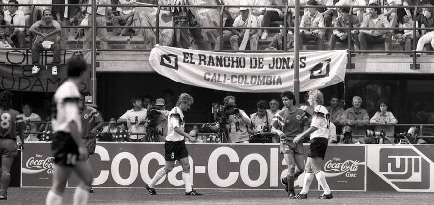 WM 1990 Deutschland - Kolumbien Italien, Mailand, 19.06.1990, Fussball, FIFA WM 1990 in Italien, Vorrunde 3. Spieltag, DFB Deutschland -Kolumbien (1:1): v.l. Rudi Völler (Deutschland), Andres Escobar (Kolumbien), Jürgen Klinsmann (Deutschland). *** World Cup 1990 Germany Colombia Italy, Milan, 19 06 1990, Football, FIFA World Cup 1990 in Italy, preliminary round 3 matchday, DFB Germany Colombia 1 1 v l Rudi Völler Germany , Andres Escobar Colombia , Jürgen Klinsmann Germany