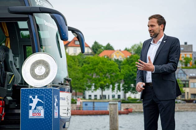 Bilder des Jahres 2020, Sport 06 Juni Sport Themen der Woche KW23 Sport Bilder des Tages HANDBALL 2019 20: Übergabe der Meisterschale in der LIQUI MOLY HBL Eckernförde, 4. Juni 2020. Der THW Kiel ist neuer deutscher Handball-Meister 2020. Am Hafen in Eckernförde, ungefähr auf halben Wege zwischen Flensburg und Kiel, übergibt eine Delegation des Vorjahresmeisters, der SG Flensburg-Handewitt, die Meisterschale an eine Delegation des THW Kiel. Eckernförde Schleswig-Holstein Deutschland *** HANDBALL 2019 20 Handover of the championship trophy at LIQUI MOLY HBL Eckernförde, 4 June 2020 THW Kiel is the new German handball champion 2020 At the port in Eckernförde, about halfway between Flensburg and Kiel, a delegation from last years champion, SG Flensburg Handewitt, hands over the championship trophy to a delegation from THW Kiel Eckernförde Schleswig Holstein Germany Poolfoto Sascha Klahn ,EDITORIAL USE ONLY