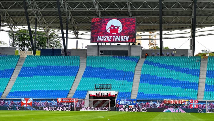 Sport Bilder des Tages Fussball 1.Bundesliga, RB Leipzig - SC Paderborn 06.06.2020, xkvx, Fussball 1.Bundesliga, RB Leipzig - SC Paderborn emspor, v.l. stadion uebersicht anzeigetafel maske tragen Foto: Kevin Voigt Jan Huebner Pool (DFL DFB REGULATIONS PROHIBIT ANY USE OF PHOTOGRAPHS as IMAGE SEQUENCES and or QUASI-VIDEO) Editorial use only. National and International News Agencies OUT Leipzig Red Bull Arena Sachsen Deutschland (DE) *** Soccer 1 Bundesliga, RB Leipzig SC Paderborn 06 06 2020, xkvx, Soccer 1 Bundesliga, RB Leipzig SC Paderborn emspor, v l stadium overview scoreboard wear mask Photo Kevin Voigt Jan Huebner Pool DFL DFB REGULATIONS PROHIBIT ANY USE OF PHOTOGRAPHS as IMAGE SEQUENCES and or QUASI VIDEO Editorial use only National and International News Agencies OUT Leipzig Red Bull Arena Sachsen Germany DE Poolfoto Kevin Voigt Jan Huebner Pool ,EDITORIAL USE ONLY