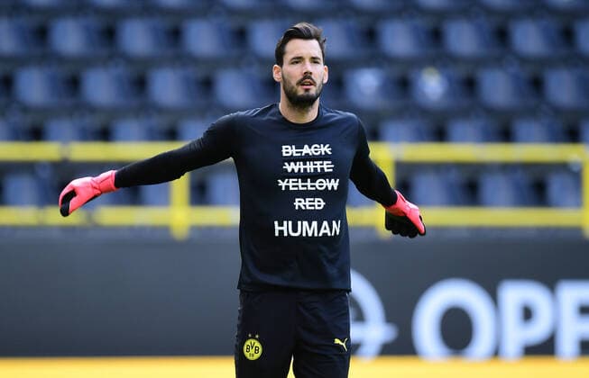 Bilder des Jahres 2020, Sport 06 Juni Sport Themen der Woche KW23 Sport Bilder des Tages Fussball Torwart Roman Buerki (Dortmund), T-Shirt mit Aufschrift Human , Protest gegen den Tod von George Floyd, der bei einem Polizeieinsatz in Minneapolis (USA) ums Leben kam Dortmund, 06.06.2020, Fussball Bundesliga, Borussia Dortmund - Hertha BSC Berlin Dortmund (DFL DFB REGULATIONS PROHIBIT ANY USE OF PHOTOGRAPHS as IMAGE SEQUENCES and or QUASI-VIDEO) *** Football goalkeeper Roman Buerki Dortmund , T-shirt with the inscription Human , protest against the death of George Floyd, who died during a police operation in Minneapolis USA Dortmund, 06 06 2020, Bundesliga football, Borussia Dortmund Hertha BSC Berlin Dortmund Poolfoto Groothuis Witters Pool Witters ,EDITORIAL USE ONLY
