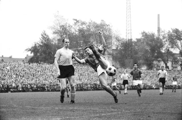 FC Schalke 04 Borussia Dortmund 2 3 18 09 1965 Artistic interlude of Manfred Kreuz S04 , Dortmunds defender Wolfgang Paul BVB can only watch in amazement HM