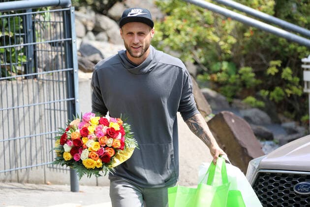 Bilder des Jahres 2020, Sport 06 Juni Sport Themen der Woche KW24 Sport Bilder des Tages Training 1. FC Köln Corona 1. Fussball Bundesliga Saison 2019 2020 Geißbockheim Köln Deutschland 08.06.2020 Marcel Risse (1. FC Köln) ist Vater geworden. Blumenstrauß *** Training 1 FC Köln Corona 1 Football Bundesliga Season 2019 2020 Geißbockheim Köln Germany 08 06 2020 Marcel Risse 1 FC Köln has become father Bouquet