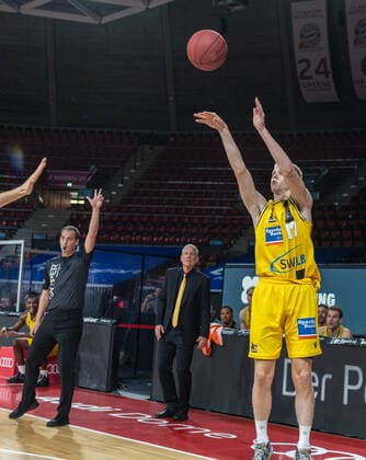 Basketball easyCredit BBL Final Tournament Basketball Munich 09 06 2020 Season 2019 2020 easyCredit BBL Final Tournament 2020 Preliminary Round Group B Matchday 2 MHP Giant Ludwigsburg Fraport Skyliner Jacob Patrick Ludwigsburg Nr 17 Munich Audi Dome Germany