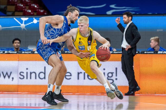 Basketball easyCredit BBL Final Tournament Basketball Munich 09 06 2020 Season 2019 2020 easyCredit BBL Final Tournament 2020 Preliminary Round Group B Matchday 2 MHP Giants Ludwigsburg Fraport Skyliners Marco Völler Frankfurt, No 33 Voeller Voller Jacob Patrick Ludwigsburg Nr 17 Munich Audi Dome Germany