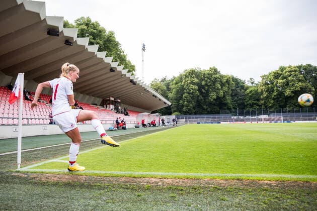 FLYERALARM Women Soccer Bundesliga 1 FC Cologne FF USV Jena 10 06 2020 Rachel Rinast 31, 1 FC Cologne shoots the corner kick to 1 0 FLYERALARM Women Soccer Bundesliga, 1 FC Cologne FF USV Jena, Cologne, Franz Kremer Stadion DFL REGULATIONS PROHIBIT ANY USE OF PHOTOGRAPHS AS IMAGE SEQUENCES AND OR QUASI VIDEO Copyright: xBEAUTIFULxSPORTS Wunderlx