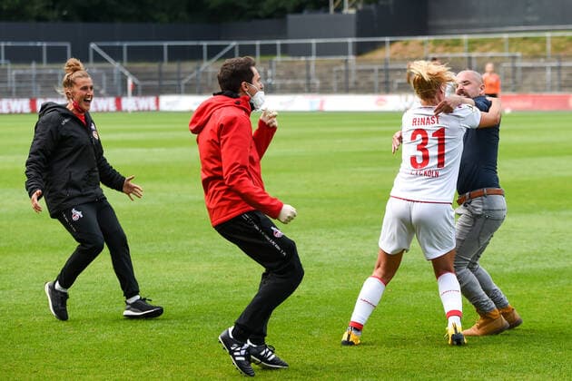 Rachel Rinast Cologne, 31 , Sascha Glass coach FC Cologne with coaches cheer the 1 0 by Rachel Rinast Cologne, 31 , cheer about a goal, cheer, cheer, goal success, celebrate the goal, goal, celebration, cheer about the goal, optimistic, Action, Action, 10 06 2020, Cologne Germany , Soccer, Flyeralarm Frauen Bundesliga, 1 FC Köln FF USV Jena, DFB DFL REGULATIONS PROHIBIT ANY USE OF PHOTOGRAPHS AS IMAGE SEQUENCES AND OR QUASI VIDEO xmhx