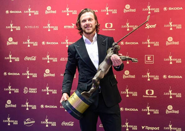 Sport Bilder des Tages Ice hockey, Eishockey right wing David Pastrnak, 24, who plays the NHL, Eishockey Herren, USA with Boston Bruins, won the Golden Stick award for the best Czech hockey player of the past season, on Thursday, June 11, 2020, for the fourth time in a row, followed by Chicago s left wing Dominik Kubalik and Philadelphia s right wing Jakub Voracek. Voracek won the poll in 2015 and he has always been among the poll s best three players for four years. This NHL season, which had to end prematurely due to the coronavirus pandemic, Pastrnak won the Maurice Richard Trophy for the leading goal scorer. (CTKxPhoto RomanxVondrous) CTKPhotoP202006110834901 vnd 1