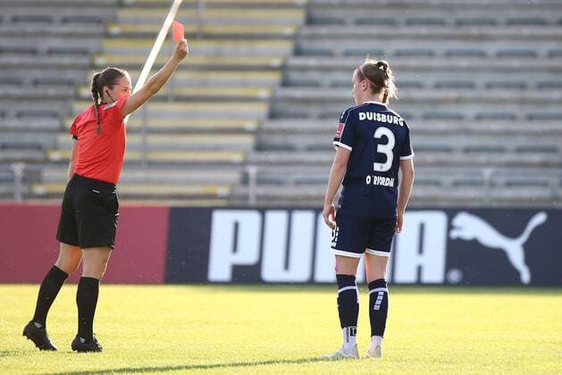 Bilder des Jahres 2020, Sport 06 Juni Sport Themen der Woche KW24 Sport Bilder des Tages 12.06.2020, xcex, GER, Frankfurt am Main, Stadion am Brentanobad, Frauenfussball, 1. Bundesliga, DIE LIGA, FLYERALARM Frauen-Bundesliga Saison 2019 2020 1. FFC Frankfurt - MSV Duisburg Claire O Riordan (MSV) sieht die rote Karte DFL regulations prohibit any use of photographs as image sequences and or quasi-video *** 12 06 2020, xcex, GER, Frankfurt am Main, Stadion am Brentanobad, Frauenfussball, 1 Bundesliga, DIE LIGA, FLYERALARM Frauen Bundesliga Saison 2019 2020 1 FFC Frankfurt MSV Duisburg Claire O Riordan MSV sees the red card DFL regulations prohibit any use of photographs as image sequences and or quasi video