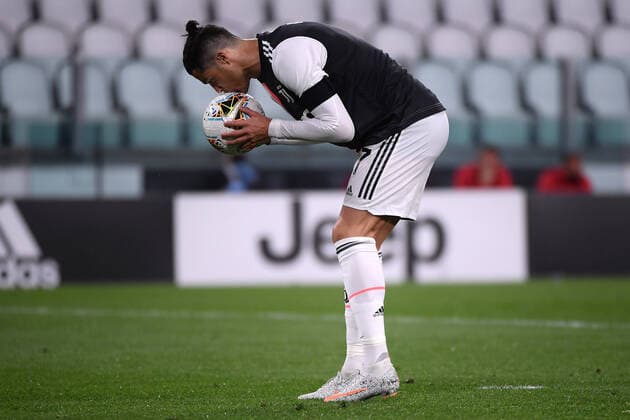 Bilder des Jahres 2020, Sport 06 Juni Sport Themen der Woche KW24 Cristiano Ronaldo of Juventus kisses the ball while he prepares to shoot a penalty during the second leg of Italy Cup semifinal between Juventus and Milan at Juventus Stadium in Turin ( Italy ), June 12th, 2020. Play resumes behind closed doors following the outbreak of the coronavirus disease. Photo Federico Tardito Insidefoto federicoxtardito