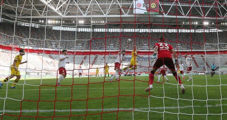 Bilder des Jahres 2020, Sport 06 Juni Sport Themen der Woche KW24 Sport Bilder des Tages Fussball: 1. Bundesliga: Saison 19 20: 31. Spieltag: Fortuna Düsseldorf , Duesseldorf - BVB , Borussia Dortmund Tor Erling Haaland zum 1:0 , gegen Torwart Florian Kastenmeier , Sport: Fussball: 1. Bundesliga: Saison 19 20: .13.06.2020 31. Spieltag: Fortuna Düsseldorf , Duesseldorf - BVB , Borussia Dortmund Foto: Jürgen Fromme firosportphoto POOL DFL REGULATIONS PROHIBIT ANY USE OF PHOTOGRAPHS AS IMAGE SEQUENCES AND OR QUASI VIDEO EDITORIAL USE ONLY NATIONAL AND INTERNATIONAL NEWS AGENCIES OUT Stadt Düsseldorf Merkur-Arena Bundesland NRW Deutschland *** Sport Fussball 1 Bundesliga Season 19 20 20 31 Matchday Fortuna Düsseldorf , Duesseldorf BVB , Borussia Dortmund Tor Erling Haaland zum 1 0 , against Goalkeeper Florian Kastenmeier , Sport Fussball 1 Bundesliga Season 19 20 13 06 2020 31 Matchday Fortuna Düsseldorf , Duesseldorf BVB , Borussia Dortmund Photo Jürgen Fromme firosportphoto POOL DFL REGULATIONS PROHIBIT ANY USE OF PHOTOGRAPHS AS IMAGE SEQUENCES AND OR QUASI VIDEO EDITORIAL USE ONLY NATIONAL AND INTERNATIONAL NEWS AGENCIES OUT City of Düsseldorf Merkur Arena State NRW Germany Poolfoto Jürgen Fromme firo Sportphoto P ,EDITORIAL USE ONLY