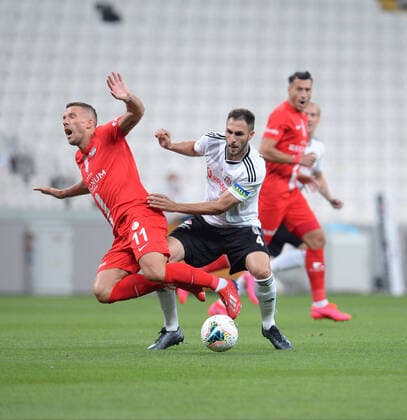 Bilder des Jahres 2020, Sport 06 Juni Sport Themen der Woche KW24 Sport Bilder des Tages Victor Ruiz (R) of Besiktas and Lukas Podolski of Antalyaspor during the Turkish Super League football match between Besiktas and Antalyaspor at Vodafone Park Stadium in Istanbul , Turkey on June 13 , 2020. 