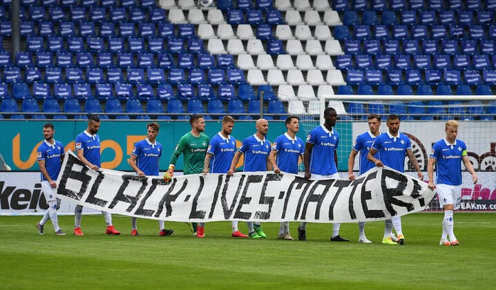 Bilder des Jahres 2020, Sport 06 Juni Sport Themen der Woche KW24 Sport Bilder des Tages 14.06.2020, xfux, Fussball 2. Bundesliga, Saison 19 20, Spieltag 31, SV Darmstadt 98 - Hannover 96, emonline, emspor, v.l. Darmstadts Spieler laufen mit einem Black Lives Matter Plakat ein Darmstadt DFL REGULATIONS PROHIBIT ANY USE OF PHOTOGRAPHS AS IMAGE SEQUENCES AND OR QUASI VIDEO EDITORIAL USE ONLY NATIONAL AND INTERNATIONAL NEWS AGENCIES OUT*** 14 06 2020, xfux, Fussball 2 Bundesliga, Season 19 20, Matchday 31, SV Darmstadt 98 Hannover 96, emonline, emspor, v l Darmstadts players enter the field with a Black Lives Matter poster Darmstadt