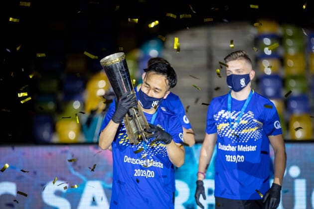 Bilder des Jahres 2020, Sport 06 Juni Sport Themen der Woche KW24 Sport Bilder des Tages Shang Kun (1. FC Saarbruecken) mit dem Pokal TTF Ochsenhausen -1. FC Saarbruecken TT, TTBL Finale am 14. 06. 2020 Frankfurt *** Shang Kun 1 FC Saarbruecken with the cup TTF Ochsenhausen 1 FC Saarbruecken TT, TTBL Final on 14 06 2020 Frankfurt Copyright: xLau xEibner-Pressefotox EP_blu