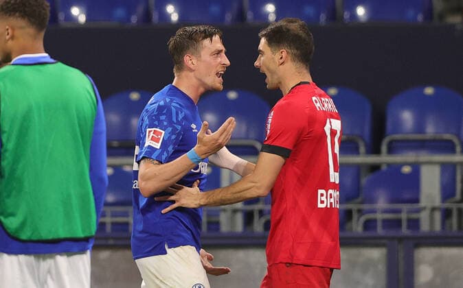Bilder des Jahres 2020, Sport 06 Juni Sport Themen der Woche KW24 Fussball: 1. Bundesliga: Saison 19 20: 31. Spieltag: Bayer FC Schalke 04 - Bayer Leverkusen S04 Bastian Oczipka , Gestik , Geste , Bayer Lucas Alario , Rangelei , Rudelbildung , Rudel , Auseinandersetzung , Streit , nach unfairem Weiterspielen trotz geplanter Verletzungsunterbrechung Sport: Fussball: 1. Bundesliga: Saison 19 20: .14.06.2020 31. Spieltag: FC Schalke 04 - Bayer Leverkusen Foto: Ralf Ibing firosportphoto POOL Nur für journalistische Zwecke! Only for editorial use! Stadt Gelsenkirchen Veltins-Arena Bundesland NRW Deutschland (DFL DFB REGULATIONS PROHIBIT ANY USE OF PHOTOGRAPHS as IMAGE SEQUENCES and or QUASI-VIDEO) *** Sports Soccer 1 Bundesliga Season 19 20 20 31 Matchday Bayer FC Schalke 04 Bayer Leverkusen S04 Bastian Oczipka , Gesture , Gesture , Bayer Lucas Alario , Scuffle , Pack formation , Pack , Quarrel , Dispute , Quarrel , after unfair continuation of play despite planned interruption of injury 19 20 14 06 2020 31 Matchday FC Schalke 04 Bayer Leverkusen Photo Ralf Ibing firosportphoto POOL Only for journalistic purposes Only for editorial use City of Gelsenkirchen Veltins Arena Federal State NRW Germany Poolfoto Ralf Ibing firo Sportphoto POOL ,EDITORIAL USE ONLY