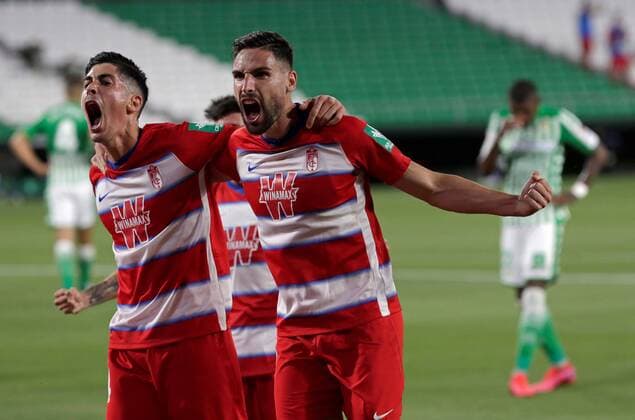 Bilder des Jahres 2020, Sport 06 Juni Sport Themen der Woche KW25 Sport Bilder des Tages Granada s striker Carlos Fernandez (L) celebrates with his teammate midfielder Jose Antonio Puertas (R) after scoring the 0-1 during the Spanish LaLiga soccer match between Real Betis and Granada CF at Benito Villamarin stadium in Seville, Andalusia, Spain, 15 June 2020. Real Betis vs Granada CF !ACHTUNG: NUR REDAKTIONELLE NUTZUNG!  Copyright: xJulioxMunozx GRAF1333 20200615-637278579125747457