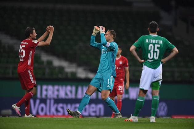 Fußball, FC Bayern München feiert 30. Meisterschaft Sport Bilder des Tages SV Werder Bremen - FC Bayern Muenchen, 16.06.2020 Der FC Bayern Muenchen ist Deutscher Meister:Thomas Mueller (Bayern Muenchen) und Torwart Manuel Neuer (Bayern Muenchen) jubeln, Maximilian Eggestein (Werder Bremen) enttaeuscht, Enttaeuschung. Fussball: 1. Bundesliga: Saison 19 20: 32. Spieltag: SV Werder Bremen - FC Bayern Muenchen, 16.06.2020 Foto: Marvin Ibo Güngör GES POOL Bremen HB Deutschland *** SV Werder Bremen FC Bayern Muenchen, 16 06 2020 FC Bayern Muenchen is German Champion Thomas Mueller Bayern Muenchen and Goalkeeper Manuel Neuer Bayern Muenchen cheer, Maximilian Eggestein Werder Bremen disappointed, disappointment Sport Football 1 Bundesliga Season 19 20 32 Matchday SV Werder Bremen FC Bayern Muenchen, 16 06 2020 Photo Marvin Ibo Güngör GES POOL Bremen HB Germany Poolfoto Marvin Ibo Güngör GES POOL ,EDITORIAL USE ONLY
