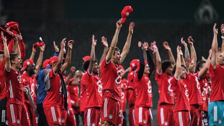 SV Werder Bremen - FC Bayern Muenchen, 16.06.2020 Der FC Bayern Muenchen ist Deutscher Meister: Die Mannschaft jubelt, vorne Thomas Mueller (Bayern Muenchen). Fussball: 1. Bundesliga: Saison 19 20: 32. Spieltag: SV Werder Bremen - FC Bayern Muenchen, 16.06.2020 Foto: Marvin Ibo Güngör GES POOL Bremen HB Deutschland *** SV Werder Bremen FC Bayern Muenchen, 16 06 2020 FC Bayern Muenchen is German Champion The team cheers, in front Thomas Mueller Bayern Muenchen Sports Football 1 Bundesliga Season 19 20 32 Matchday SV Werder Bremen FC Bayern Muenchen, 16 06 2020 Photo Marvin Ibo Güngör GES POOL Bremen HB Germany Poolfoto Marvin Ibo Güngör GES POOL ,EDITORIAL USE ONLY