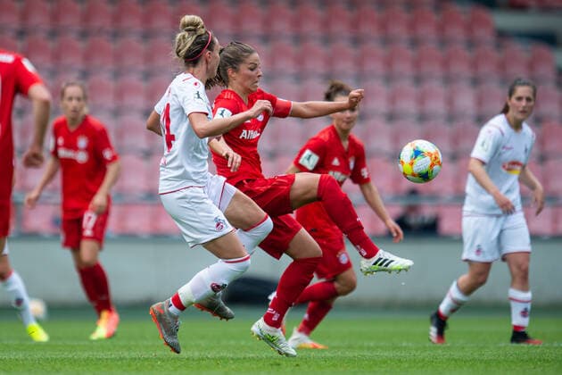 17 06 2020 Football, Women Bundesliga, 2019 2020, 20 Matchday, 1 FC Cologne FC Bayern Munich L R Theresa Gosch Cologne , Melanie Leupolz Munich DFB REGULATIONS PROHIBIT ANY USE OF PHOTOGRAPHS AS IMAGE SEQUENCES AND OR QUASI VIDEO Photo Noah Wedel Cologne North Rhine-Westphalia Germany Franz Kremer Stadium