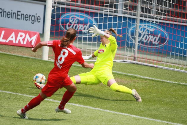 Sport 1 FC Cologne vs. Bayern Munich Football 1 Bundesliga Women from left Melanie Leupolz Bayern , Elvira Herzog 1 FC Cologne , 17 06 2020 firo Sportphoto