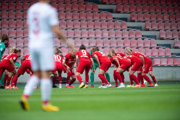 17 06 2020 Football, Women Bundesliga, 2019 2020, 20 Matchday, 1 FC Cologne FC Bayern Munich The Munich players, Team Munich swear to the game by far a DFB REGULATIONS PROHIBIT ANY USE OF PHOTOGRAPHS AS IMAGE SEQUENCES AND OR QUASI VIDEO Photo Noah Wedel Cologne North Rhine Westphalia Germany Franz Kremer Stadium