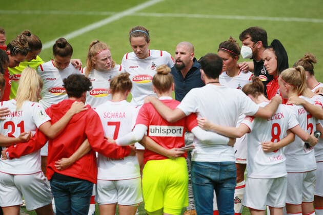 Sport 1 FC Köln vs. Bayern München Football 1 Bundesliga Women Coach Sascha Glass 1 FC Köln in the group of players after the final whistle, 17 06 2020 firo Sportphoto