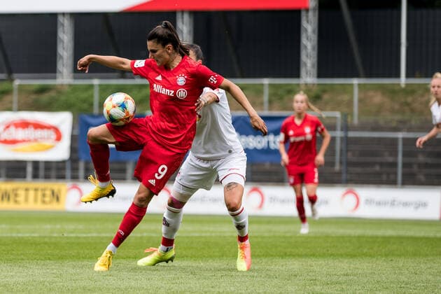 FLYERALARM Women Soccer Bundesliga 1 FC Cologne FC Bayern Muenchen 17 06 2020 Jovana Damnjanovic 9, FC Bayern Muenchen , Francesca Calo 2, 1 FC Cologne FLYERALARM Women Soccer Bundesliga, 1 FC Cologne FC Bayern Muenchen, Cologne, Franz Kremer Stadion DFL REGULATIONS PROHIBIT ANY USE OF PHOTOGRAPHS AS IMAGE SEQUENCES AND OR QUASI VIDEO Copyright: xBEAUTIFULxSPORTS Wunderlx