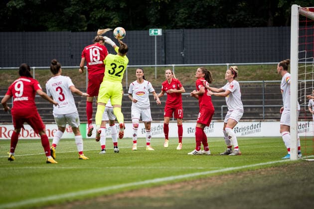 FLYERALARM Women Soccer Bundesliga 1 FC Cologne FC Bayern Muenchen 17 06 2020 Carina Wenninger 19, FC Bayern Muenchen koepft zum 0 3, Elvira Herzog 32, 1 FC Cologne FLYERALARM Women Soccer Bundesliga, 1 FC Cologne FC Bayern Muenchen, Cologne, Franz Kremer Stadium DFL REGULATIONS PROHIBIT ANY USE OF PHOTOGRAPHS AS IMAGE SEQUENCES AND OR QUASI VIDEO Copyright: xBEAUTIFULxSPORTS Wunderlx