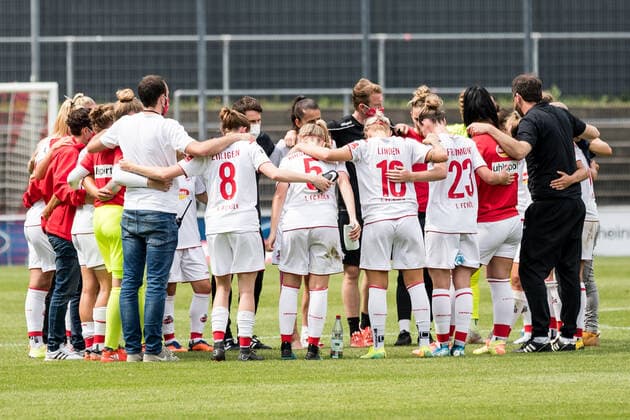 FLYERALARM Women Football Bundesliga 1 FC Cologne FC Bayern Muenchen 17 06 2020 Team circle of FC Cologne Women after the end of the game FLYERALARM Women Football Bundesliga, 1 FC Cologne FC Bayern Muenchen, Cologne, Franz Kremer Stadium DFL REGULATIONS PROHIBIT ANY USE OF PHOTOGRAPHS AS IMAGE SEQUENCES AND OR QUASI VIDEO Copyright: xBEAUTIFULxSPORTS Wunderlx
