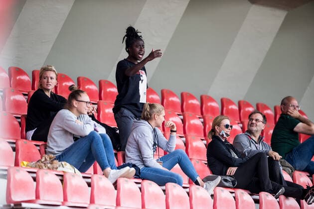 FLYERALARM Women Soccer Bundesliga 1 FC Cologne FC Bayern Muenchen 17 06 2020 Eunice Beckmann 11, 1 FC Cologne on the stands FLYERALARM Women Soccer Bundesliga, 1 FC Cologne FC Bayern Muenchen, Cologne, Franz Kremer Stadium DFL REGULATIONS PROHIBIT ANY USE OF PHOTOGRAPHS AS IMAGE SEQUENCES AND OR QUASI VIDEO Copyright: xBEAUTIFULxSPORTS Wunderlx