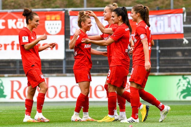 Players from FC Bayern Munich cheer the 0 2 by Jovana Damnjanovic FCB, 9, 2 v r , cheering for a goal, cheer, cheer, goal success, celebrate the goal, goal, celebration, cheering for the goal, optimistic, Action, Action, 17 06 2020, Cologne Germany , Soccer, Flyeralarm Frauen Bundesliga, 1 FC Köln FC Bayern München, DFB DFL REGULATIONS PROHIBIT ANY USE OF PHOTOGRAPHS AS IMAGE SEQUENCES AND OR QUASI VIDEO xmhx
