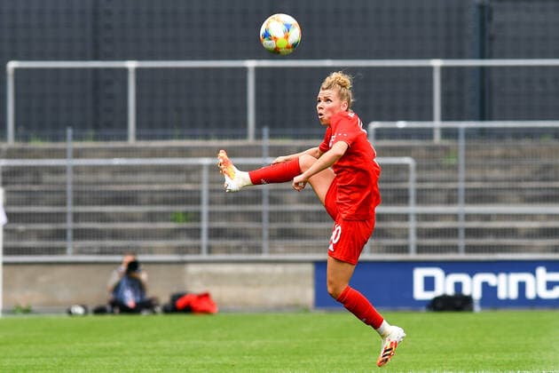 Linda Dallmann FCB, 10 am Ball, Game Scene, Clipping, Full Body, Single Picture, Action, Action, 17 06 2020, Cologne Germany , Soccer, Flyeralarm Frauen Bundesliga, 1 FC Köln FC Bayern München, DFB DFL REGULATIONS PROHIBIT ANY USE OF PHOTOGRAPHS AS IMAGE SEQUENCES AND OR QUASI VIDEO xmhx