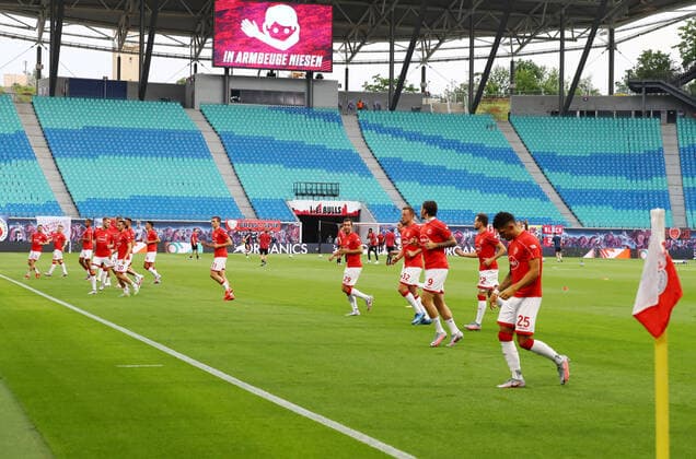 RB Leipzig - Duesseldorf 27.05.2020 Leipzig, 17.06.2020, Red Bull Arena, Fussball, Bundesliga, 32.Spieltag , RB Leipzig vs. Fortuna Duesseldorf , Im Bild: Erwärmung Düsseldorf und Anzeigetafel In Armbeuge niesen sowie Corona bedingt leeren Rängen. , DFL regulations prohibit any use of photographs as image sequences and or quasi-video. Foto: PICTURE POINT Roger Petzsche Pool , Nur für journalistische Zwecke! Only for editorial use! Leipzig Sachsen Germany *** RB Leipzig Duesseldorf 27 05 2020 Leipzig, 17 06 2020, Red Bull Arena, Soccer, Bundesliga, 32 Matchday , RB Leipzig vs Fortuna Duesseldorf , In the picture heating Düsseldorf and scoreboard In Armbeuge sneeze as well as Corona conditionally empty ranks , DFL regulations prohibit any use of photographs as image sequences and or quasi video photo PICTURE POINT Roger Petzsche Pool , Only for journalistic purposes Only for editorial use Leipzig Sachsen Germany Poolfoto PICTURE POINT ,EDITORIAL USE ONLY