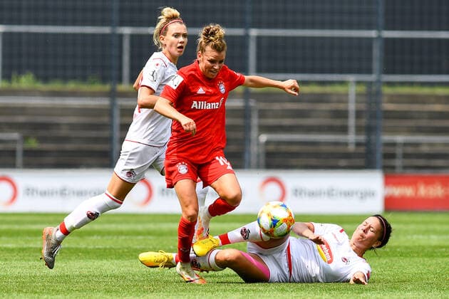 from left to right Meike Meßmer Cologne, 20 , Linda Dallmann FCB, 10 , Lucia Ondrusova Cologne, 9 , Triathlon, Duel, duel, tackle, tackling, dynamics, action, action, 17 06 2020, Cologne Germany , Soccer, Flyeralarm Women Bundesliga, 1 FC Cologne FC Bayern Munich, DFB DFL REGULATIONS PROHIBIT ANY USE OF PHOTOGRAPHS AS IMAGE SEQUENCES AND OR QUASI VIDEO xmhx