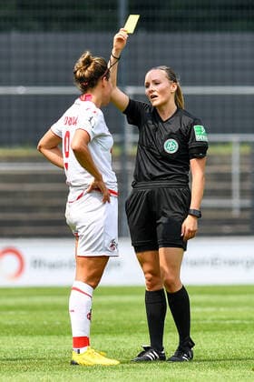 v li Lucia Ondrusova Cologne, 9 , Referee Fabienne Michel, yellow card, warning, yellow card, 17 06 2020, Cologne Germany , Soccer, Flyeralarm Frauen Bundesliga, 1 FC Köln FC Bayern München, DFB DFL REGULATIONS PROHIBIT ANY USE OF PHOTOGRAPHS AS IMAGE SEQUENCES AND OR QUASI VIDEO xmhx
