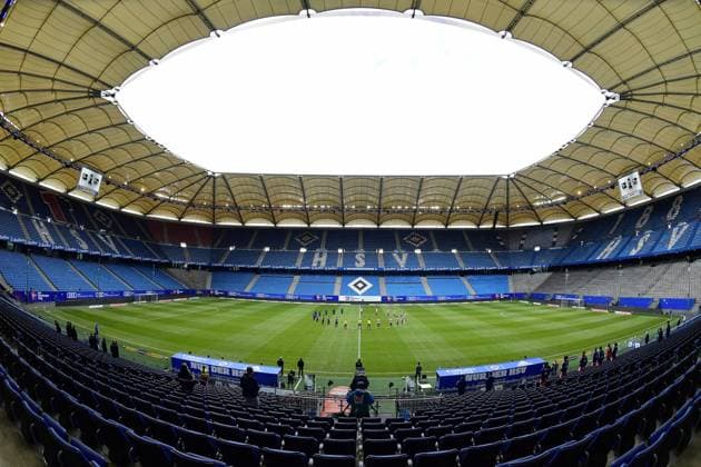 Minute of silence for the victims of the Corona pandemic in front of the ranks in the Volksparkstadion Hamburg, 24 05 2020, Football 2 Bundesliga, Hamburger SV DSC Arminia Bielefeld 0 0 Hamburg Poolfoto Witters Witters Pool Witters via Thorsten Baering ,EDITORIAL USE ONLY