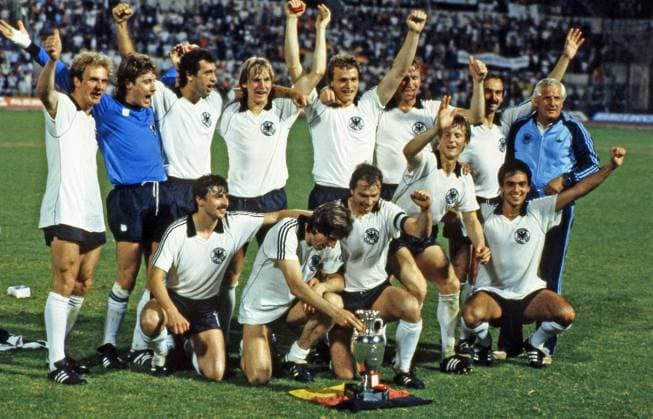 EM 1980 Deutschland - Belgien Italien, Rom, 22.06.1980, Fussball, UEFA EM 1980 in Italien, Finale, DFB Deutschland - Belgien (2:1): Siegerfoto Team Deutschland mit dem Pokal Obere Reihe v.l. Karl-Heinz Rummenigge, Harald Toni Schumacher, Bernd Cullmann, Bernd Schuster, Hans-Peter Briegel, Horst Hrubesch, Uli Stielike Jupp Derwall (Trainer) Untere Reihe v.l. Klaus Allofs, Manfred Kaltz, Bernard Dietz, Karlheinz Förster, Hansi Müller. *** European Championship 1980 Germany Belgium Italy, Rome, 22 06 1980, Football, UEFA European Championship 1980 in Italy, Final, DFB Germany Belgium 2 1 Winner Photo Team Germany with the Cup Upper Row from l Karl Heinz Rummenigge, Harald Toni Schumacher, Bernd Cullmann, Bernd Schuster, Hans Peter Briegel, Horst Hrubesch, Uli Stielike Jupp Derwall Trainer Lower Row from l Klaus Allofs, Manfred Kaltz, Bernard Dietz, Karlheinz Förster, Hansi Müller