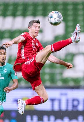 Fussball Bundesliga Saison 2019-2020 Spiel Werder Bremen - FC Bayern Muenchen LEWANDOWSKI Robert Team FC Bayern Muenchen Bundesliga Saison 2019-2020 Spiel Werder Bremen - FC Bayern Muenchen am 16.Juni 2020 in Bremen DFL REGULATIONS PROHIBIT ANY USE OF PHOTOGRAPHS as IMAGE SEQUENCES and or QUASI-VIDEO Sportphoto by Laci Perenyi_gumzmedia nordphoto Bremen Weserstadion Bremen Deutschland *** Football Bundesliga Season 2019 2020 Game Werder Bremen FC Bayern Muenchen LEWANDOWSKI Robert Team FC Bayern Muenchen Bundesliga Season 2019 2020 Game Werder Bremen FC Bayern Muenchen on 16 June 2020 in Bremen DFL REGULATIONS PROHIBIT ANY USE OF PHOTOGRAPHS as IMAGE SEQUENCES and or QUASI VIDEO Sportphoto by Laci Perenyi gumzmedia nordphoto Bremen Weserstadion Bremen Germany Poolfoto gumzmedia nordphoto_Pool_Sportphoto_Perenyi ,EDITORIAL USE ONLY
