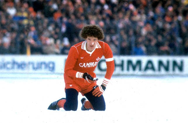 Archivbilder der Woche SPORT KW25 Fussball Bundesliga Saison 197879: VFB Stuttgart - 1. FC Kaiserslautern 3:0 auf Schneeboden am 13.01.1979 Klaus Toppmöller im Schnee kniend (FCK) *** Football Bundesliga season 197879 VFB Stuttgart 1 FC Kaiserslautern 3 0 on snowy ground on 13 01 1979 Klaus Toppmöller kneeling in the snow FCK HM
