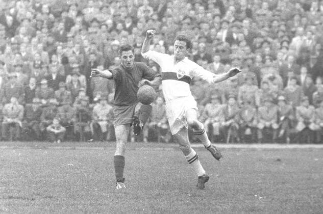 Archivbilder der Woche SPORT KW25 DFB Pokal: VFB Stuttgart - Fortuna Düsseldorf am 16.11.1958 in Kassel links Jupp Derwall (Fortuna Düsseldorf) im Zweikampf *** DFB Pokal VFB Stuttgart Fortuna Düsseldorf on 16 11 1958 in Kassel left Jupp Derwall Fortuna Düsseldorf in duel HM