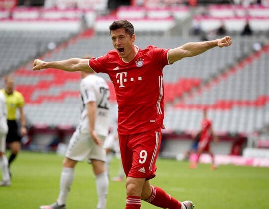 Bilder des Jahres 2020, Sport 06 Juni Sport Themen der Woche KW25 Sport Bilder des Tages 1. Fussball Bundesliga FC Bayern München - SC Freiburg Saison 2019 2020 Jubel des Torschützen Robert Lewandowski 9 von FC Bayern Muenchen nach dem 2:0 1. Fussball Bundesliga FC Bayern München - SC Freiburg Saison 2019 2020 Foto : Stefan Matzke sampics Pool via Chai von nder Laage Nur für journalistische Zwecke ! Only for editorial use ! DFL regulations prohibit any use of photographs as image sequences and or quasi-video München Bayern Deutschland *** 1 Soccer Bundesliga FC Bayern Munich SC Freiburg Season 2019 2020 Cheering of the goal scorer Robert Lewandowski 9 of FC Bayern Munich after the 2 0 1 Soccer Bundesliga FC Bayern Munich SC Freiburg Season 2019 2020 Photo Stefan Matzke sampics Pool via Chai von nder Laage Only for journalistic purposes Only for editorial use DFL regulations prohibit any use of photographs as image sequences and or quasi video Munich Bayern Germany Poolfoto Stefan Matzke sampics Chai P ,EDITORIAL USE ONLY