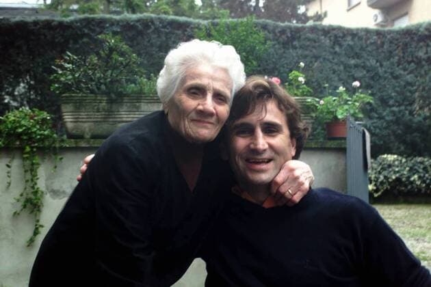 RETURN TO ALEX ZANARDI S HOME AFTER A FORMULA 1 ACCIDENT, IN CASTELMAGGIORE IN THE PROVINCE OF BOLOGNA, WITH THE GRANDMOTHER (Schicchi GIACOMINOFOTO Fotogramma, CASTELMAGGIORE - 2002-03-03) ps the photo is usable in the respect of the context in which it is was taken, and without defamatory intent of the decorum of the people represented (Schicchi GIACOMINOFOTO Fotogramma, Archive Photos - 2020-06-20) p.s. la foto e utilizzabile nel rispetto del contesto in cui e stata scattata, e senza intento diffamatorio del decoro delle persone rappresentate  Copyright: xSchicchix xGIACOMINOFOTOx xFOTOGRAMMAx
