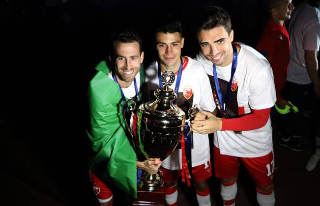 20.06.2020 Belgrade(Serbia) Men s football Linglong Tire Super Liga FK Crvena Zvezda(Red Star) celebration of 31st champion title L-R: Jose Canas,Mateo Garcia,Tomane : 