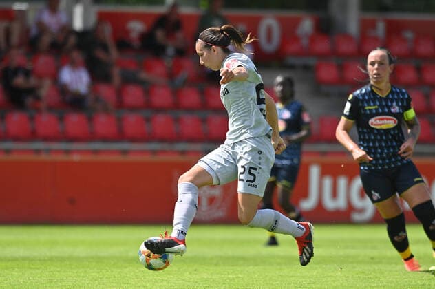 Ivana Rudelic B04, 25 stops the ball in the air, 21 06 2020, Cologne Germany , Football, Flyeralarm Frauen Bundesliga, Bayer 04 Leverkusen 1 FC Köln, DFB DFL REGULATIONS PROHIBIT ANY USE OF PHOTOGRAPHS AS IMAGE SEQUENCES AND OR QUASI VIDEO xmkx