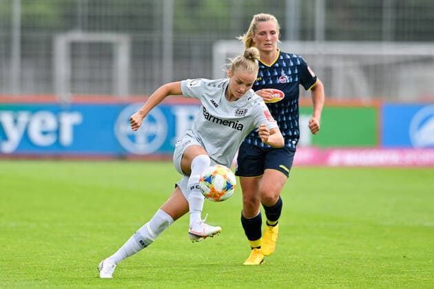 Lena Uebach B04, 11 runs past Rachel Rinast Cologne, 31, 21 06 2020, Cologne Germany , Football, Flyeralarm Women Bundesliga, Bayer 04 Leverkusen 1 FC Cologne, DFB DFL REGULATIONS PROHIBIT ANY USE OF PHOTOGRAPHS AS IMAGE SEQUENCES AND OR QUASI VIDEO xmkx