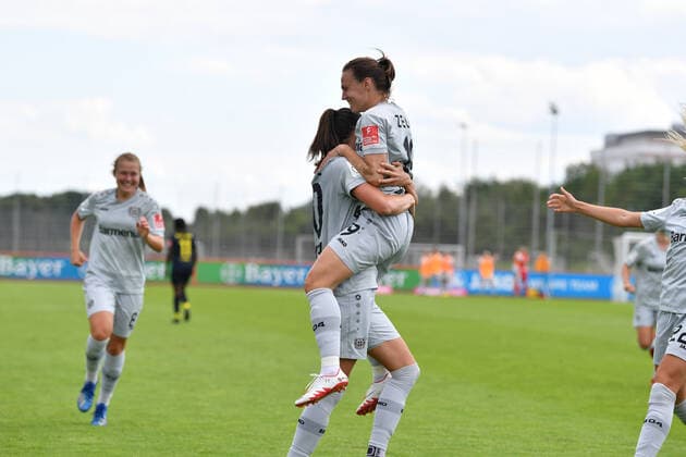 Cheers, Freuen, celebrate, happy, cheer , Goal Celebration Milena Nikolic B04, 10 with Dora Zeller B04, 19 , 21 06 2020, Cologne Germany , Football, Flyeralarm Frauen Bundesliga, Bayer 04 Leverkusen 1 FC Köln, DFB DFL REGULATIONS PROHIBIT ANY USE OF PHOTOGRAPHS AS IMAGE SEQUENCES AND OR QUASI VIDEO xmkx