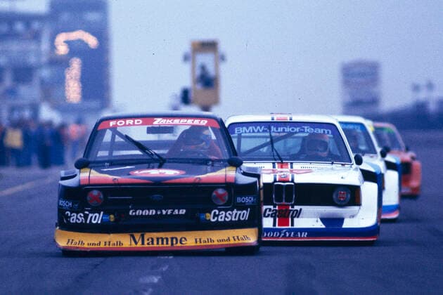Archivbilder der Woche SPORT KW25 Deutsche Rundstrecken-Meisterschaft DRM 1977 Eifelrennen Mampe Ford Zakspeed Escort RS II vor den BMW 2002 des BMW-Junior-Teams die bei Rennende vorne liegen vor Heyer der Vierter wird *** German Circuit Championship DRM 1977 Eifelrennen Mampe Ford Zakspeed Escort RS II in front of the BMW 2002 of the BMW Junior Team which are in front at the end of the race before Heyer becomes fourth
