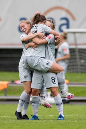 FLYERALARM Womens Football Bundesliga Bayer 04 Leverkusen 1 FC Koeln 21 06 2020 The Bayer 04 Leverkusen women celebrate the 3 1 victory against 1 FC Koeln and at the same time the preservation of their class FLYERALARM Womens Football Bundesliga, Bayer 04 Leverkusen 1 FC Koeln, Leverkusen, Jugendfußball Zentrum Kurtekotten DFL REGULATIONS PROHIBIT ANY USE OF PHOTOGRAPHS AS IMAGE SEQUENCES AND OR QUASI VIDEO Copyright: xBEAUTIFULxSPORTS Wunderlx