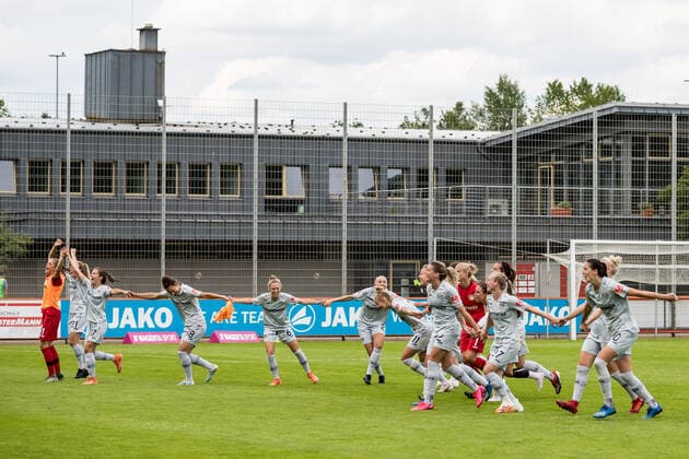 FLYERALARM Womens Football Bundesliga Bayer 04 Leverkusen 1 FC Koeln 21 06 2020 The Bayer 04 Leverkusen women celebrate the 3 1 victory against 1 FC Koeln and at the same time the preservation of their class FLYERALARM Womens Football Bundesliga, Bayer 04 Leverkusen 1 FC Koeln, Leverkusen, Jugendfußball Zentrum Kurtekotten DFL REGULATIONS PROHIBIT ANY USE OF PHOTOGRAPHS AS IMAGE SEQUENCES AND OR QUASI VIDEO Copyright: xBEAUTIFULxSPORTS Wunderlx